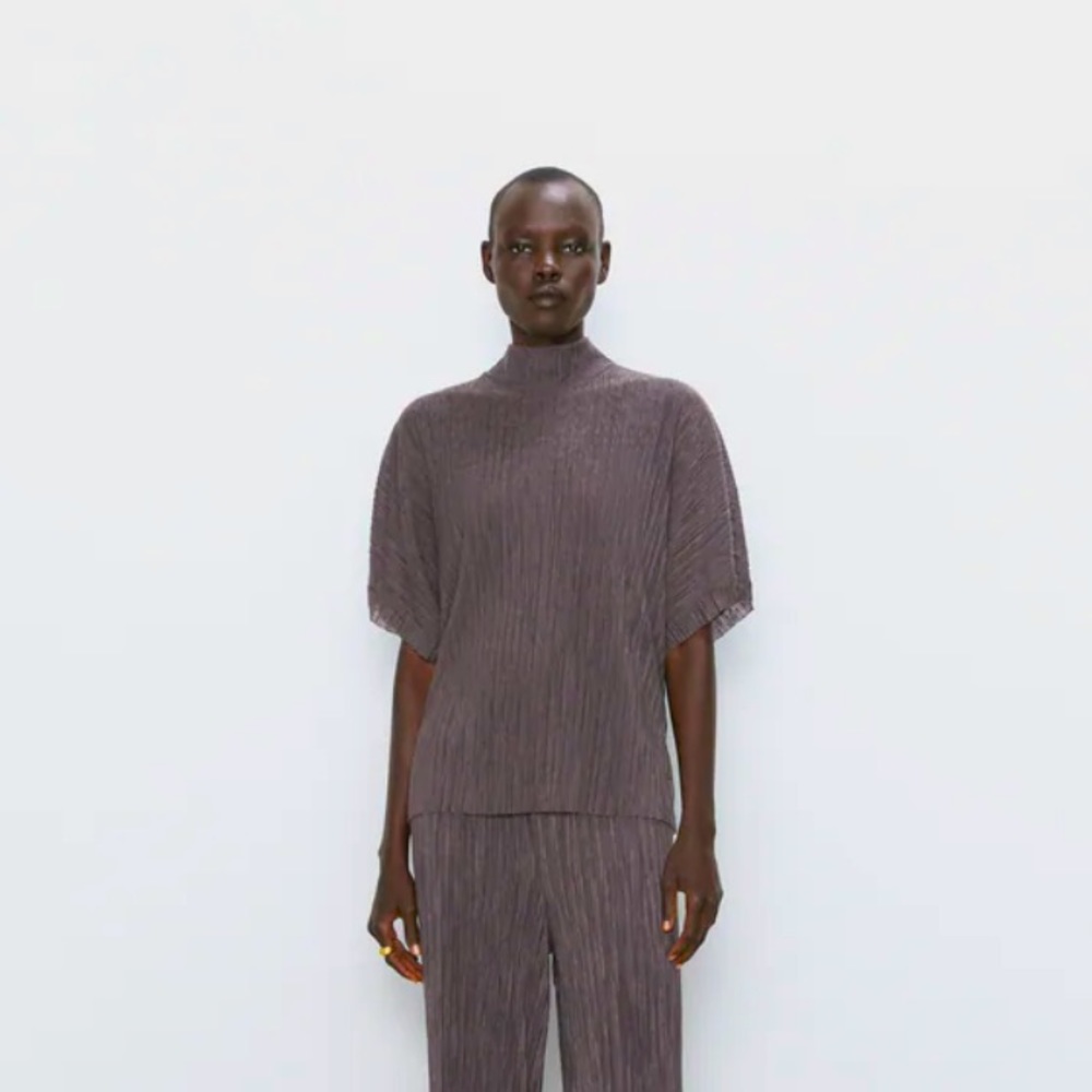 🌞 Pleated Mock-neck Top